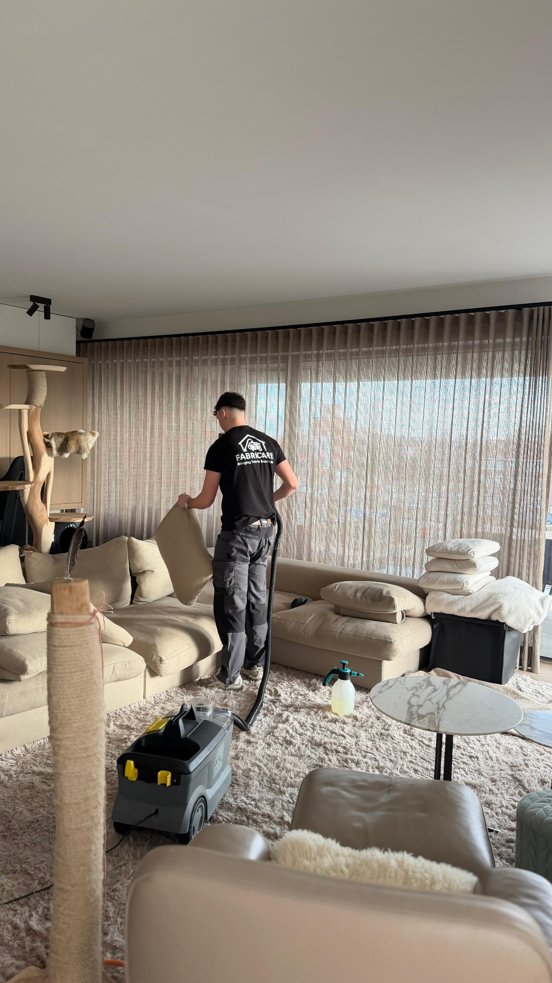 Fabricare medewerker aan het werk bij een zetelreiniging