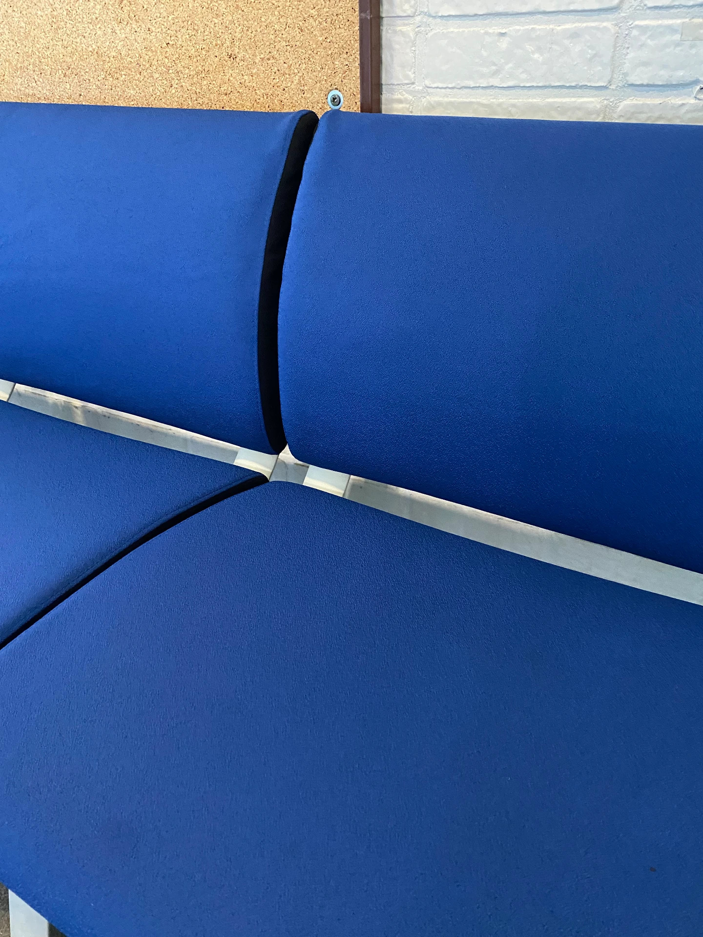 Na: Blauwe zetel met vlekken