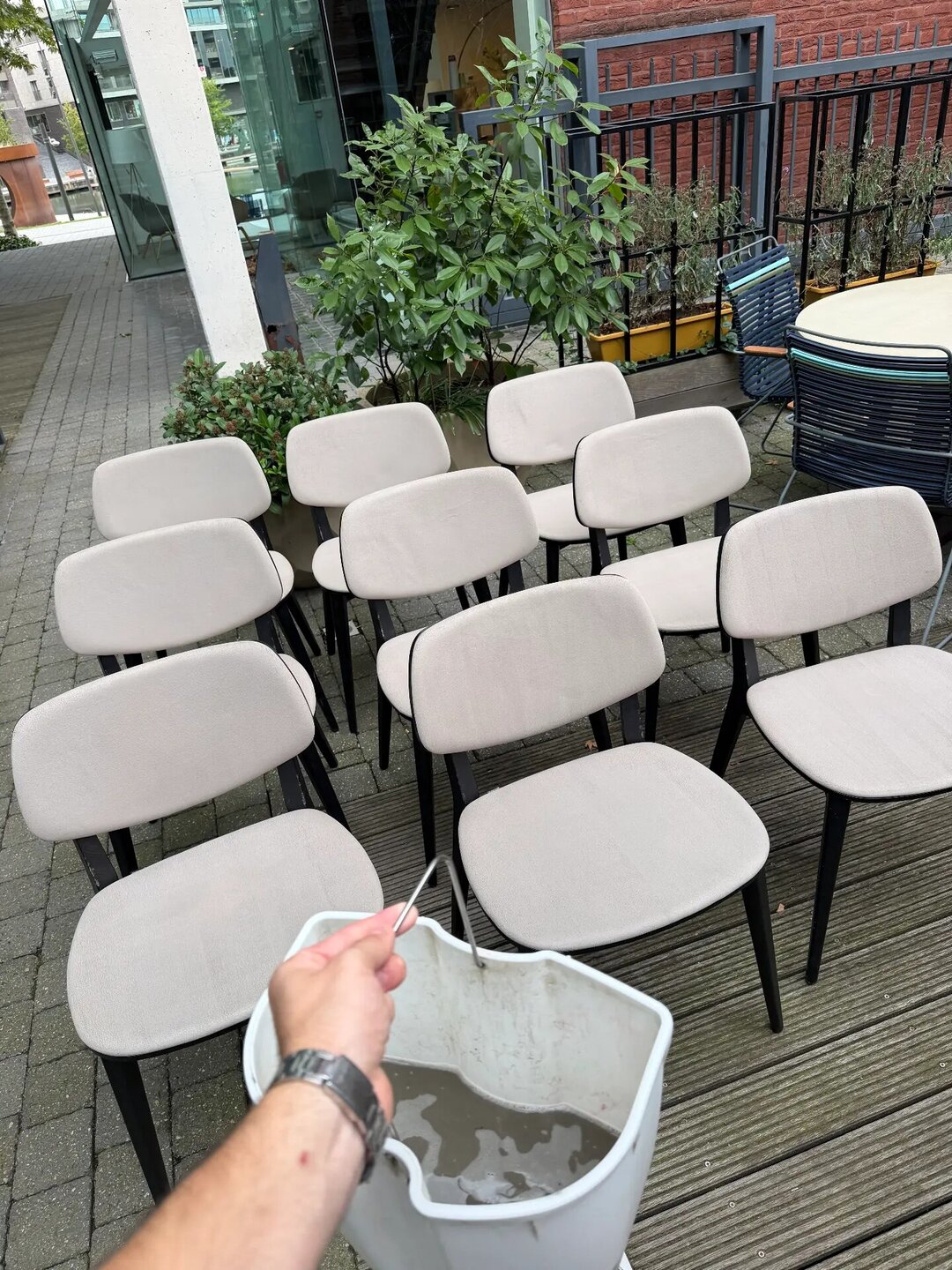Crèmekleurige stoelen op een terras, gereinigd met zuiver water