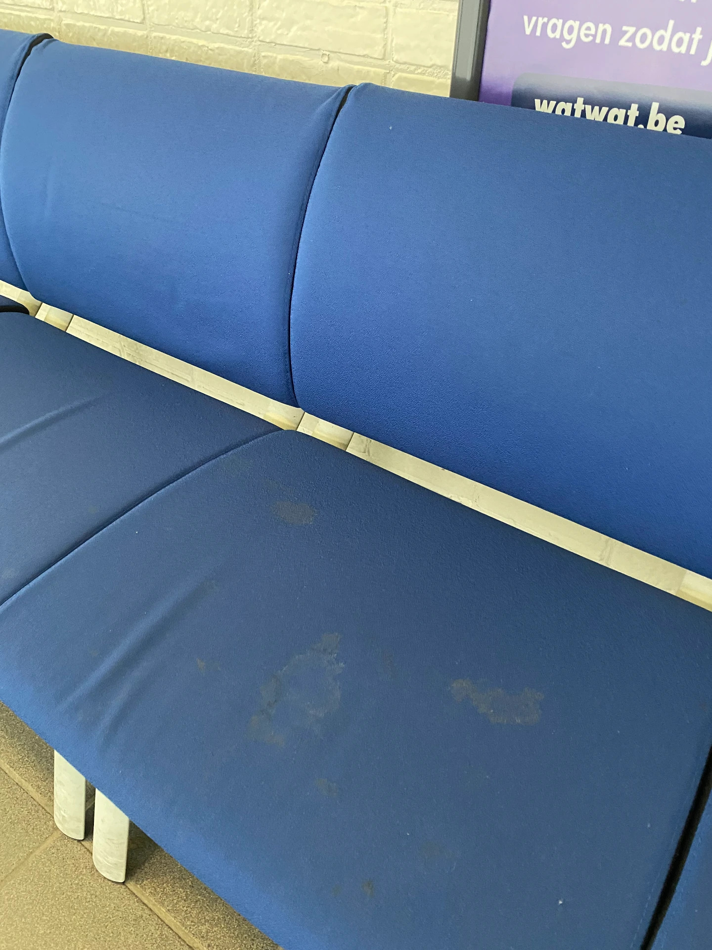 Voor: Blauwe zetel met vlekken